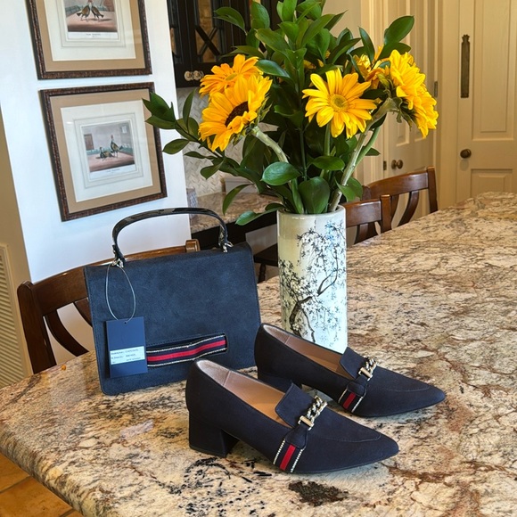 Designer Daniela, classic, elegant, navy blue suede purse with matching loafers - Picture 2 of 4